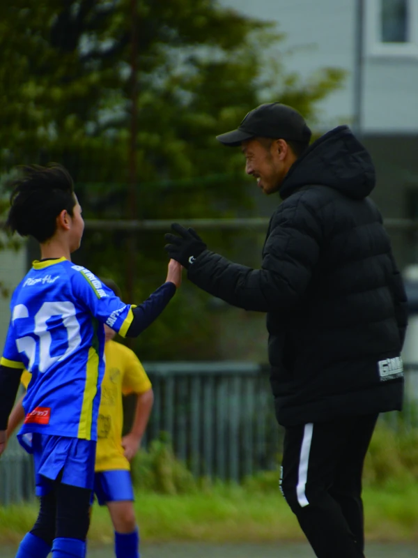 子どもと向き合い、話をするしおコーチ